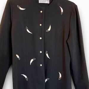 100% pure wool designer sweater with beautiful details. In pr own condition.